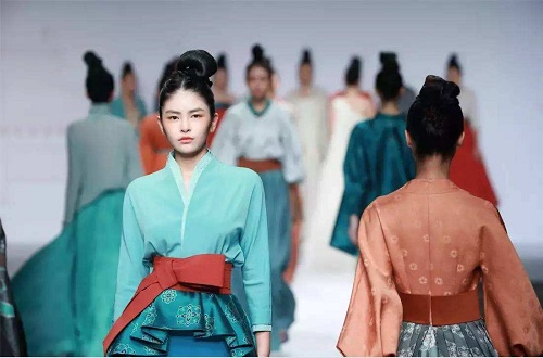 女装品牌木棉道创始人徐爱东专访：中式唐装改良第一人