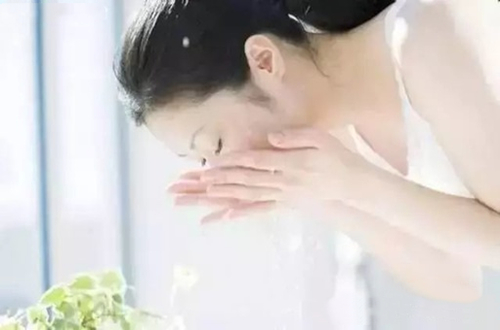 洁面乳该怎么买？什么牌子的洁面乳效果好？中国洁面乳十大品牌排行榜
