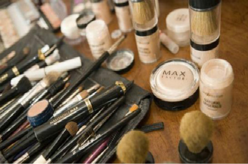 Max Factor蜜丝佛陀是如何成为宝洁公司旗下顶尖品牌的？